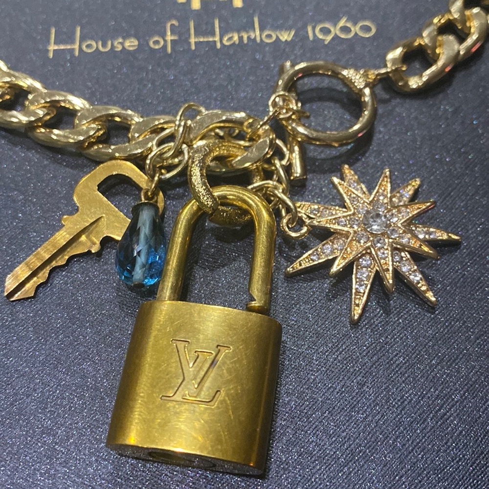 LV key 🔑 and 🔐  the chain and other accessories House Of Harlow 1960